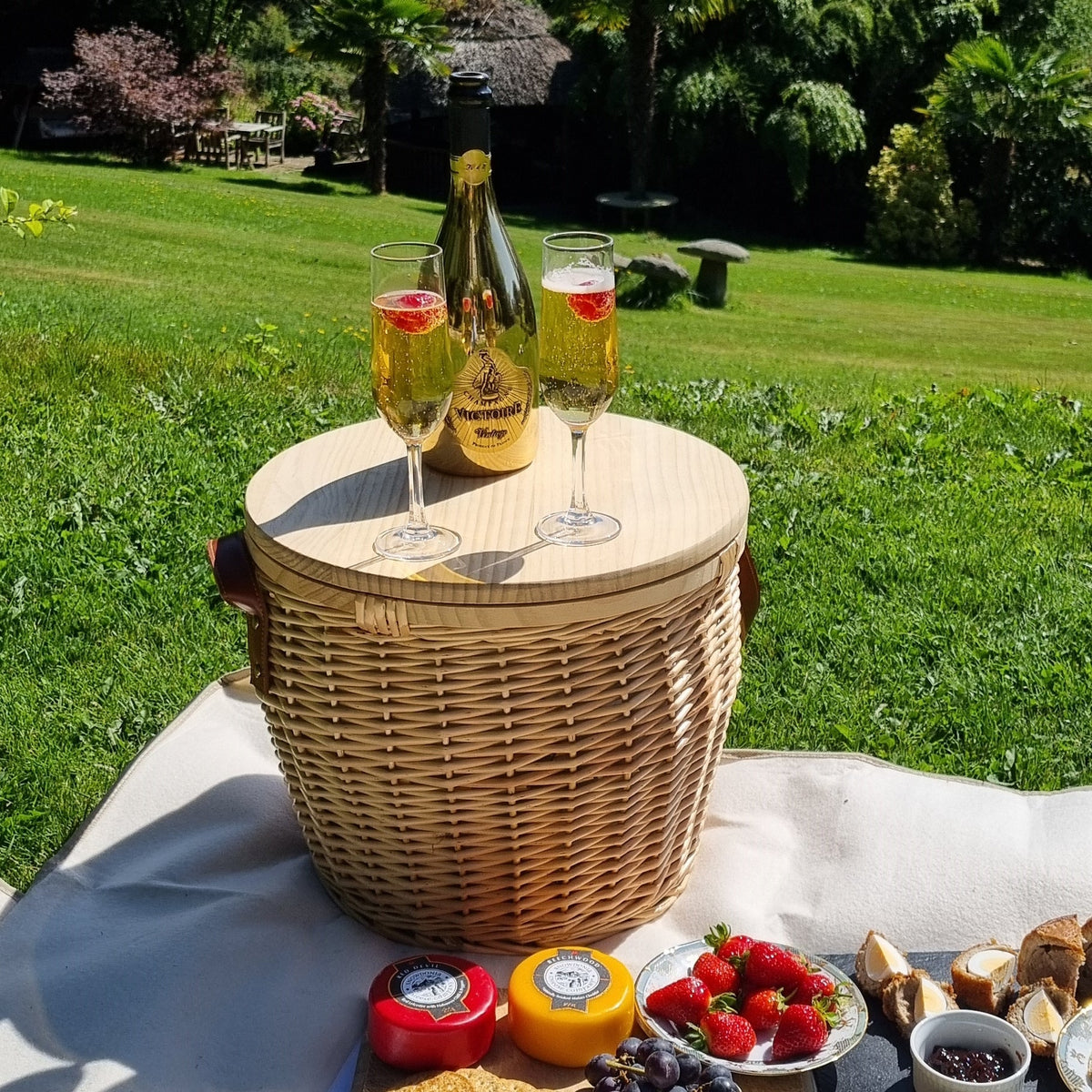 Round Insulated Wicker Cool Basket with Chopping Board Lid